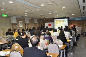 小野塚久枝先生、世界平和大使協議会にて講演「家族の絆と税制」